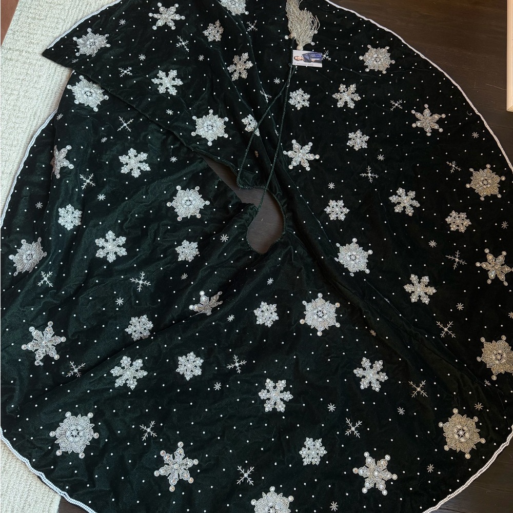 SUDHA PENNATHUR Green Christmas Tree Skirt with Snowflakes